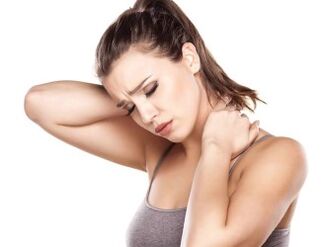 La niña tiene osteocondrosis del cuello