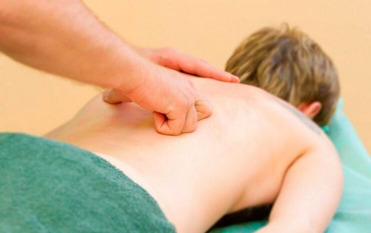 Realización de masaje torácico de espalda para la osteocondrosis.