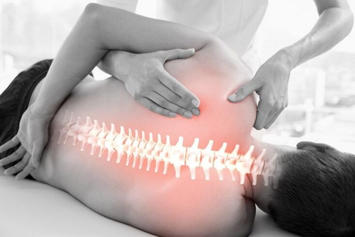 Sesión de terapia manual para la osteocondrosis de la columna torácica.